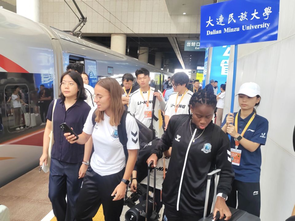 队员们纷纷, 大连民族大, 接待